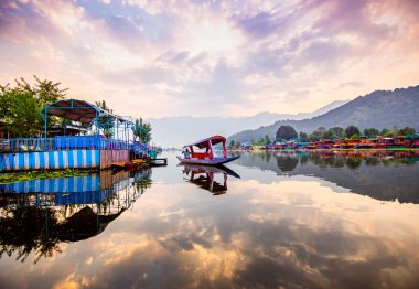 Dağlarda bir dağ köyü olan güzel bir manzara