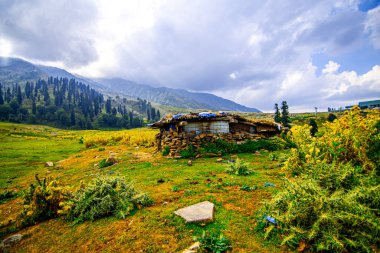 Dağlarda bir dağ köyü olan güzel bir manzara