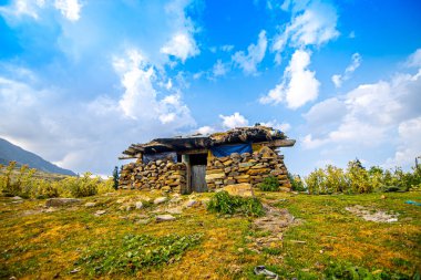 Tepede yaşamak için ücra bir kulübe ve tatil köyü.