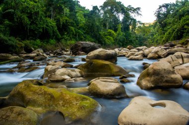 İpeksi bir su akışının çağlayan görüntüsü