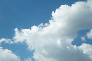 Mavi gökyüzünde beyaz bulutlar.