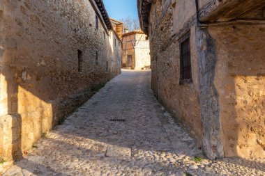 Atari salonu ve eski evler, Calatanazor, Soria, İspanya 'daki tipik ortaçağ mimarisi..