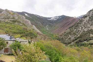 Penalba de Santiago, El Bierzo 'dan dağ manzarası. Castilla y Leon, İspanya.