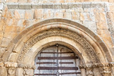 İspanya, Soria 'daki Calatanazor' da kilise kapısı detayları.
