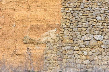 Geleneksel kerpiç ve taş duvar dokuları, kırsal yapı teknikleri ve maddi kontrastın sergilendiği.