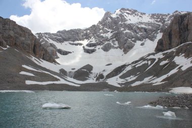 Orta Asya'da dağ Gölü