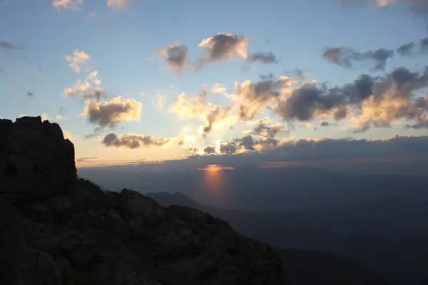 Günbatımı, Orta Asya 'nın Büyük Dağları