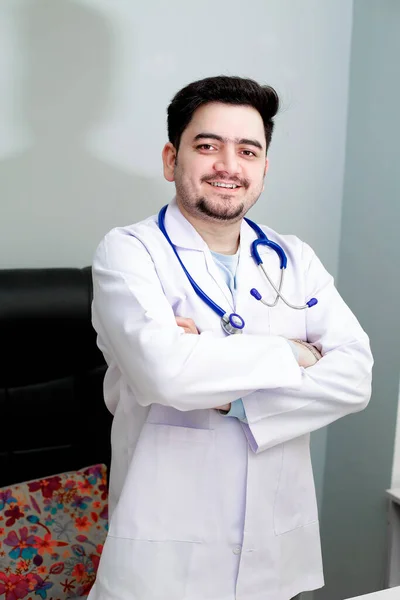 Jovem Médico Está Com Braços Cruzados Sorrindo — Fotografia de Stock