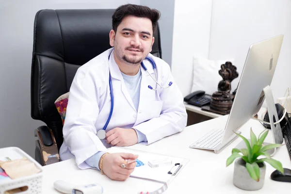 Ein Junger Arzt Sitzt Der Klinik Und Lächelt — Stockfoto