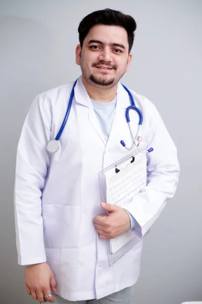 Jovem Médico Está Segurando Bloco Notas Mão — Fotografia de Stock