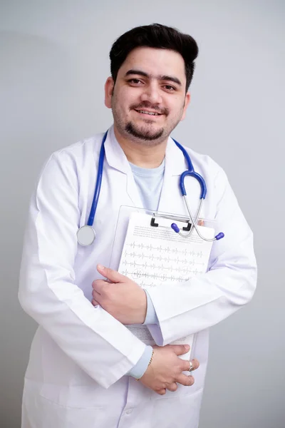 Egy Fiatal Orvos Áll Jegyzetfüzetet Tart Kezében — Stock Fotó