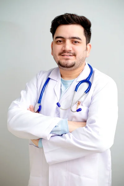 Joven Médico Está Pie Con Los Brazos Cruzados Sonriendo — Foto de Stock