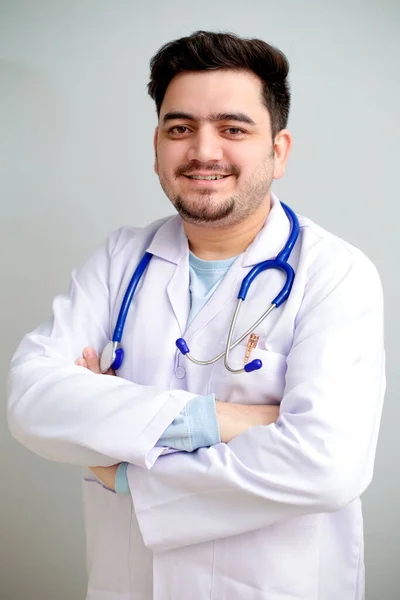 Młody Lekarz Stoi Skrzyżowanymi Ramionami Uśmiecha Się — Zdjęcie stockowe