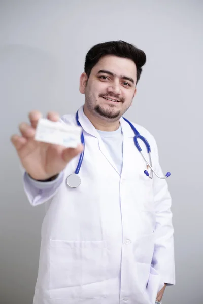 Médico Joven Está Pie Tiene Medicina Mano — Foto de Stock