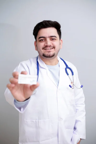 Ένας Νεαρός Γιατρός Στέκεται Και Κρατάει Φάρμακο Στο Χέρι — Φωτογραφία Αρχείου