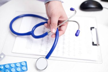 Stetoskop beyaz arkaplan üzerinde tıbbi hasta şeması.