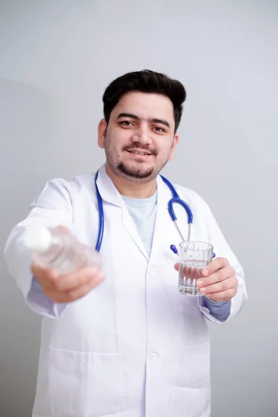 Giovane Medico Piedi Con Mano Bicchiere Acqua Mano Una Bottiglia — Foto Stock