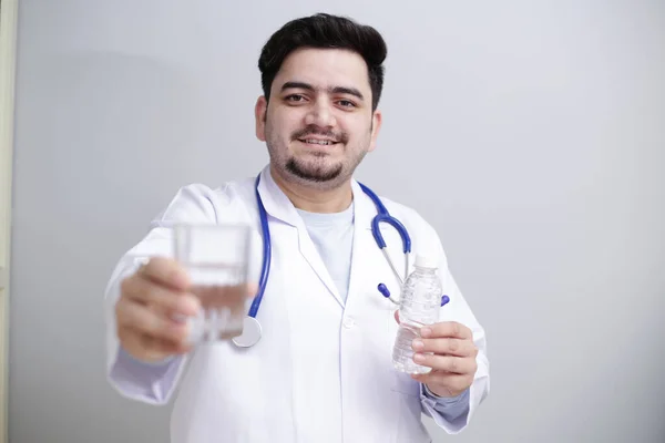 Ein Junger Arzt Steht Mit Wasserglas Der Einen Und Wasserflasche — Stockfoto