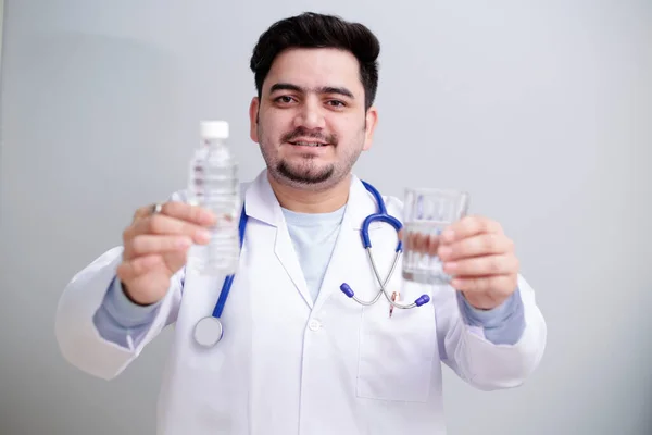 Ung Læge Står Med Holde Vandglas Den Ene Hånd Vandflaske - Stock-foto