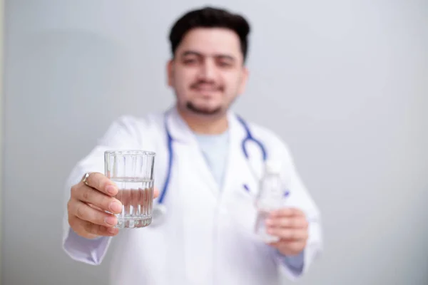 Jovem Médico Está Com Retenção Vidro Água Uma Mão Garrafa — Fotografia de Stock