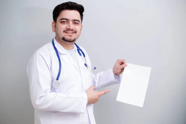 Jovem Médico Está Segurando Papel Branco Mão — Fotografia de Stock