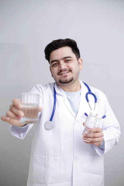 Joven Médico Está Pie Con Vaso Agua Una Mano Una — Foto de Stock