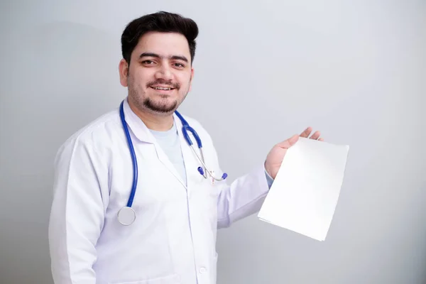 Ένας Νεαρός Γιατρός Στέκεται Άδεια Χαρτιά Στο Χέρι Του — Φωτογραφία Αρχείου