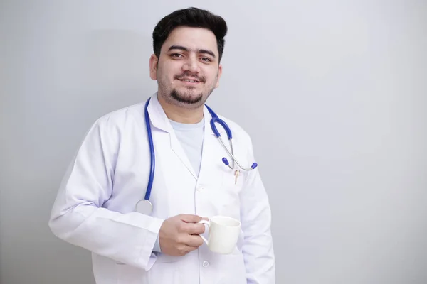 Egy Fiatal Orvos Áll Tartja Poharat Kezében — Stock Fotó