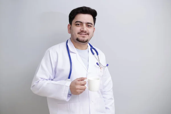 Jovem Médico Está Segurando Copo Mão — Fotografia de Stock