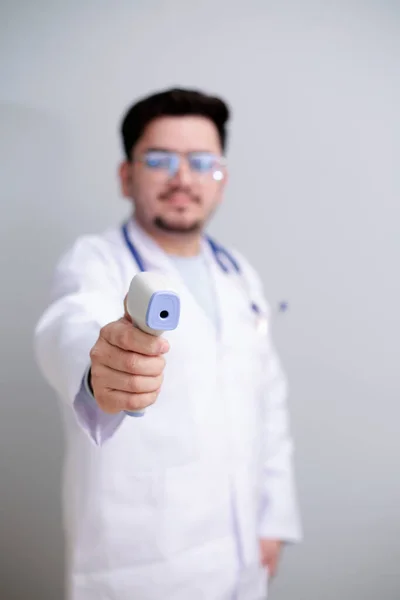Jovem Médico Está Segurando Termômetro Digital Mão — Fotografia de Stock