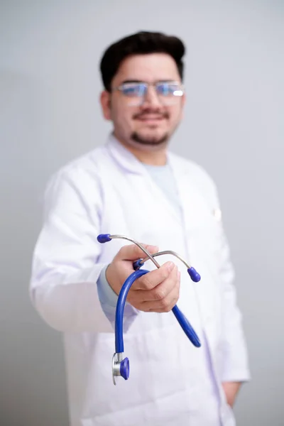 Jovem Médico Está Segurando Estetoscópio Mão Sorrindo — Fotografia de Stock
