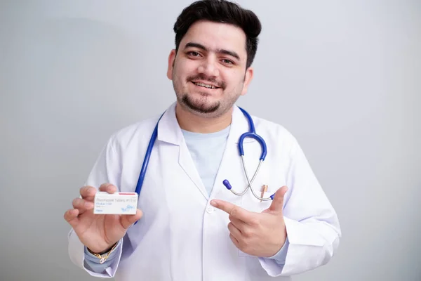 Médico Joven Sostiene Medicina Una Mano Muestra Con Dedo — Foto de Stock