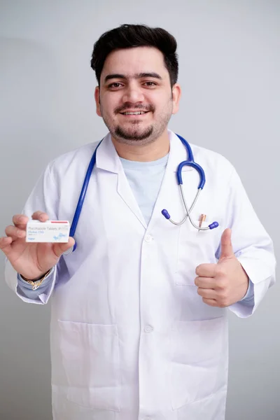 Egy Fiatal Orvos Egyik Kezében Tartja Gyógyszert Hüvelykujját Felfelé Mutatva — Stock Fotó