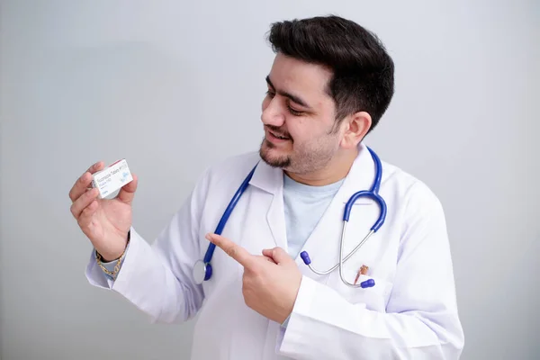Egy Fiatal Orvos Egyik Kezében Tartja Gyógyszert Ujjal Mutogatja — Stock Fotó