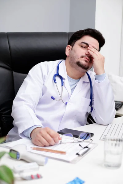 Młody Lekarz Siedzi Klinice Czuje Się Zmęczony — Zdjęcie stockowe