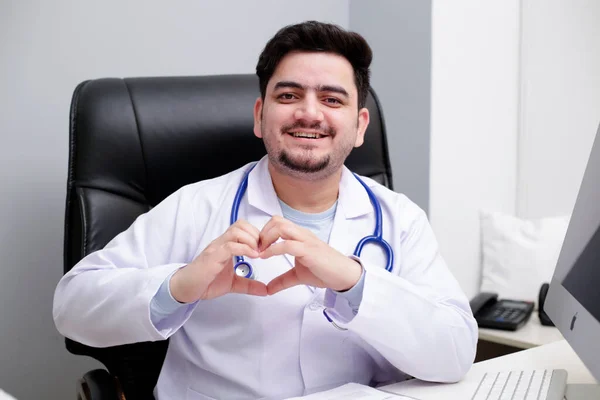 Egy Fiatal Orvos Klinikán Szívvel Lélekkel Mosolyog — Stock Fotó