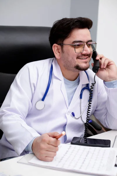 Młody Lekarz Rozmawia Przez Telefon Uśmiecha Się — Zdjęcie stockowe