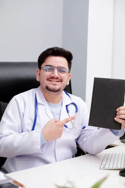 Young Doctor Sitting Clinic Holding Diary Hand — Stock Photo, Image