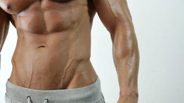 Muskulöser Bodybuilder Stehen Ohne Hemd Zeigt Ziselierten Oberkörper Bauch Und — Stockvideo