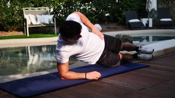 Atletische Aantrekkelijke Jongeman Doink Plank Oefening Uit Werken Buiten Terras — Stockvideo