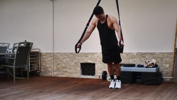 Молодой Человек Используя Эластичный Канат Упражнений Открытом Воздухе Тренировать Свои — стоковое видео