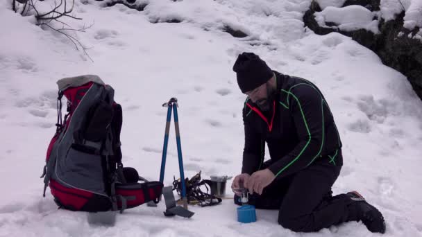 Homem Cozinhar Café Manhã Acampamento Inverno Nas Montanhas Nevadas — Vídeo de Stock