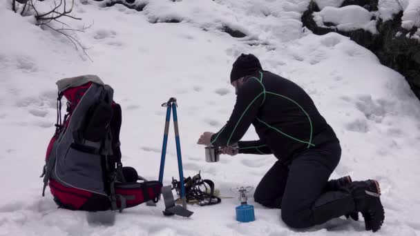 Een Man Die Ontbijt Kookt Een Wintercamping Besneeuwde Bergen — Stockvideo