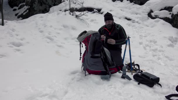 Ein Mann Kocht Frühstück Auf Einem Wintercampingplatz Den Verschneiten Bergen — Stockvideo
