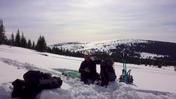Escursionista Rilassarsi Leggere Libro Sdraiato Sul Sonnifero Nelle Montagne Invernali — Video Stock