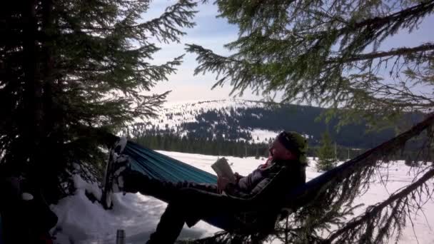 Yürüyüşçü Kitap Okuyor Dinleniyor Hamak Kış Ormanında Yatıyor Güneşli Kış — Stok video