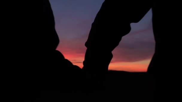 Sylwetka Para Spacerująca Ręka Rękę Górach Zachodzie Słońca — Wideo stockowe