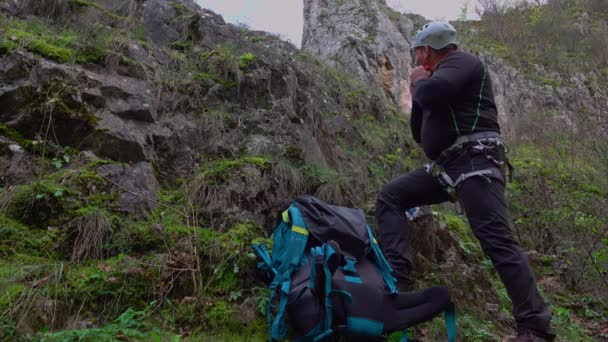 Orta Yaşlı Bir Adam Güneşli Bir Sonbahar Gününde Ferrata Klettersteig — Stok video