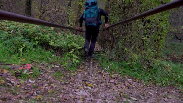 Homme Backpaking Sur Pont Suspendu Corde Dessus Une Rivière Dans — Video