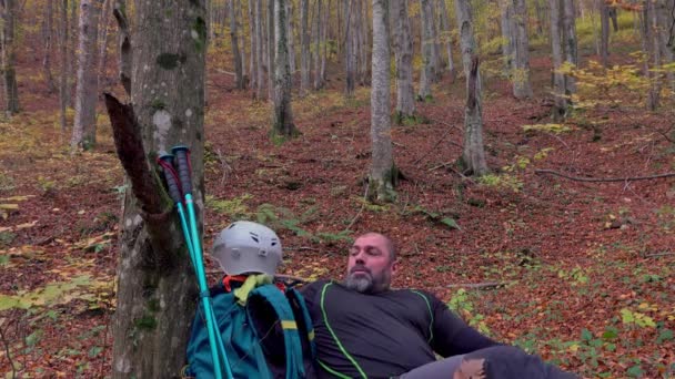 Escursionista Mezza Età Che Mangia Panino Nel Bosco Dopo Una — Video Stock